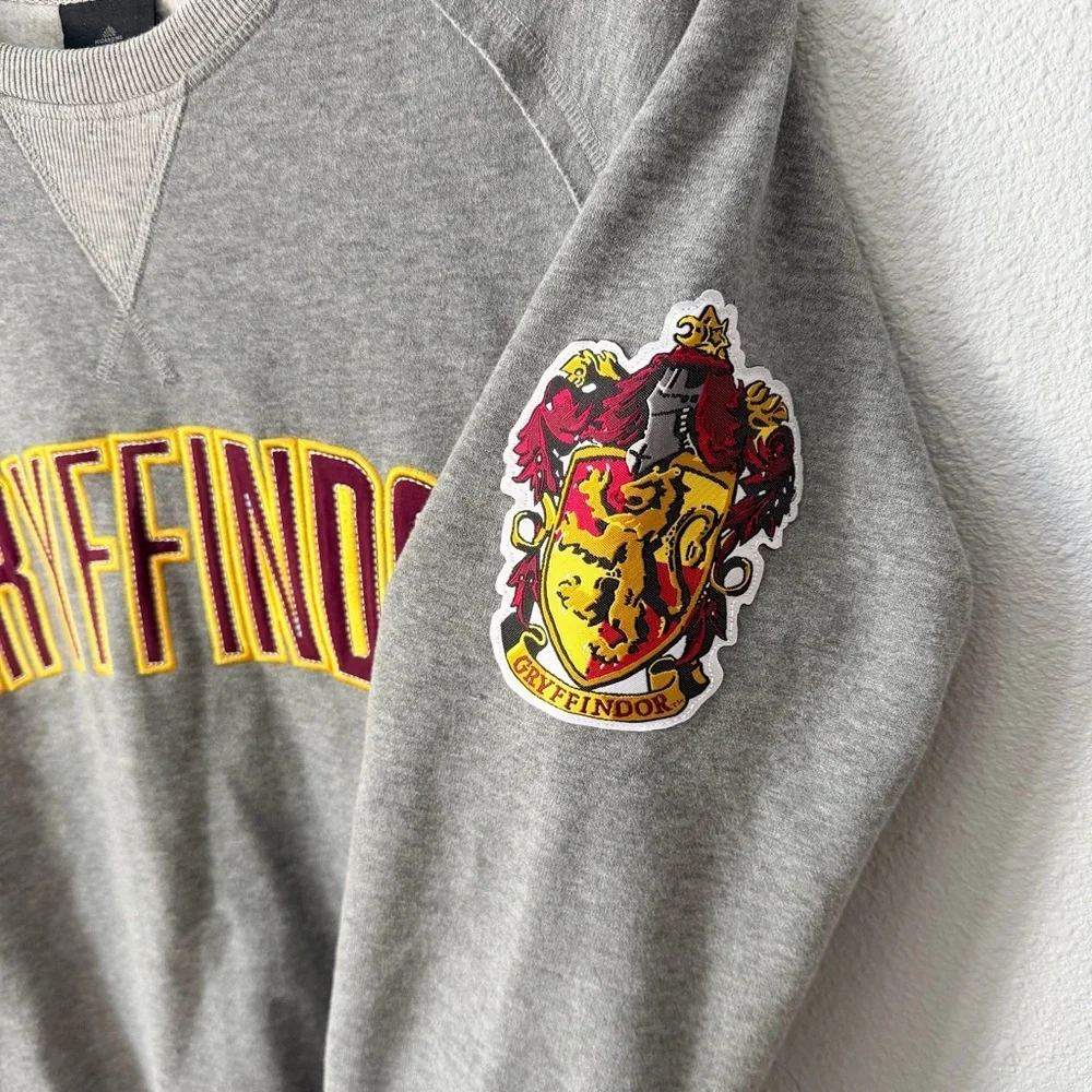 Warner Bros. Gray Crewneck Sweatshirt with Gold & Red Gryffindor Logo - Picture 4 of 8